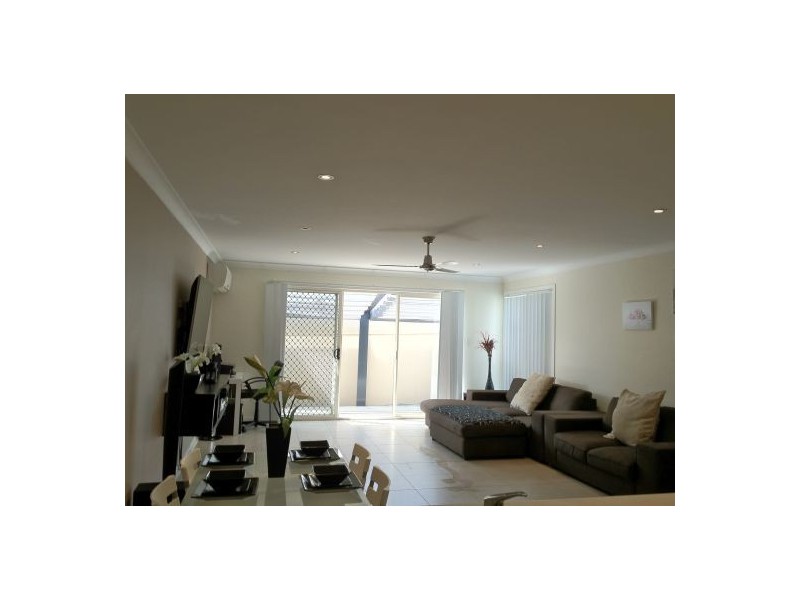 2/49 Harmsworth Rd, Pacific Pines QLD 4211