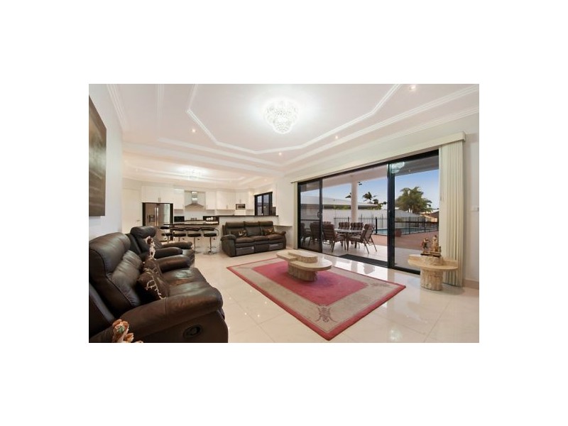 7 Wau Avenue, Runaway Bay QLD 4216