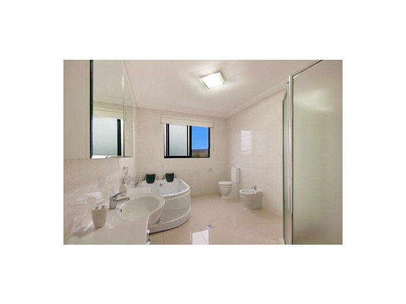 7 Wau Avenue, Runaway Bay QLD 4216