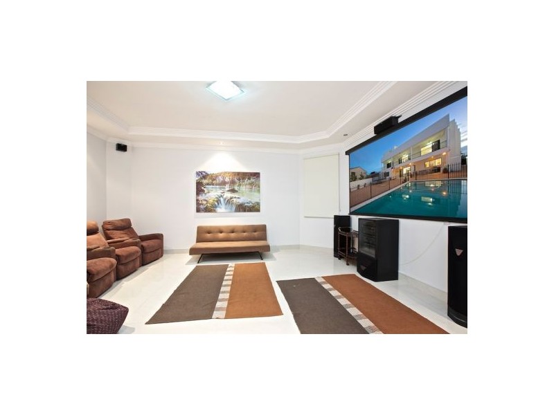 7 Wau Avenue, Runaway Bay QLD 4216