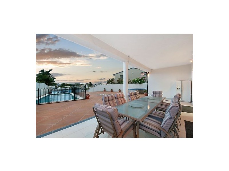7 Wau Avenue, Runaway Bay QLD 4216