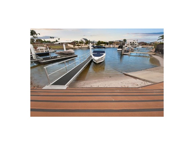 7 Wau Avenue, Runaway Bay QLD 4216