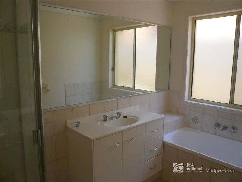 40 Maltravers Drive, Arundel QLD 4214