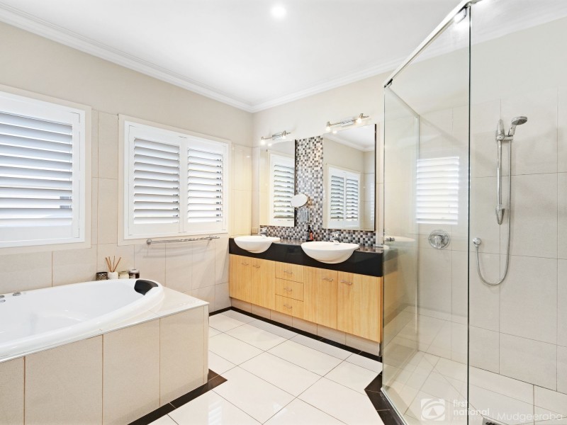 21 Port Peyra Crescent, Varsity Lakes QLD 4227
