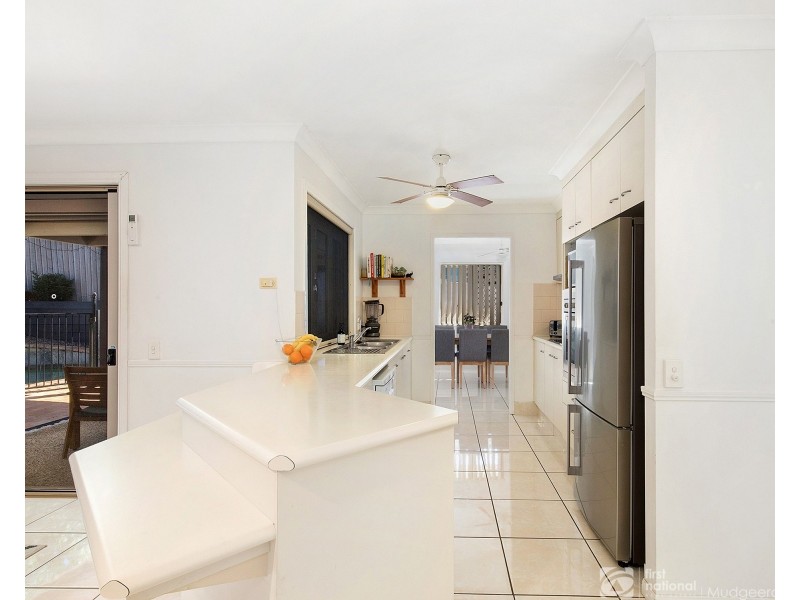 6 White Cap Close, Pacific Pines QLD 4211