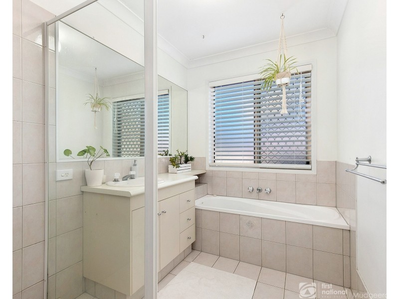 6 White Cap Close, Pacific Pines QLD 4211