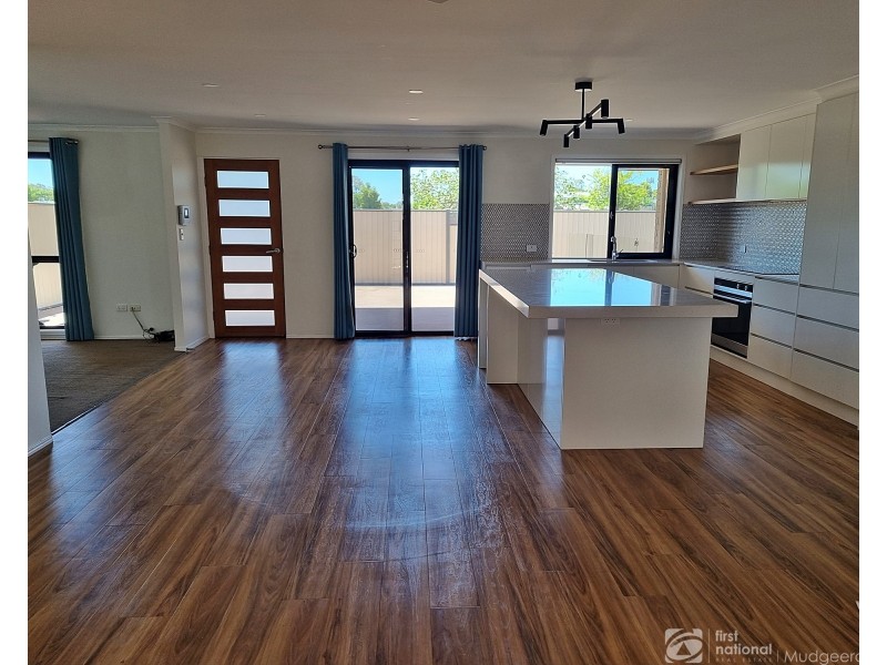4 Thompson Street, Biggera Waters QLD 4216