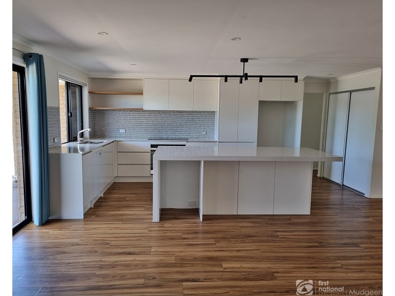 4 Thompson Street, Biggera Waters QLD 4216