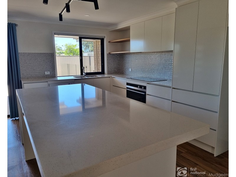 4 Thompson Street, Biggera Waters QLD 4216
