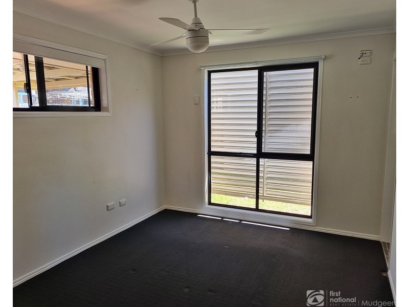 4 Thompson Street, Biggera Waters QLD 4216
