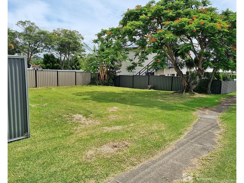 2 Beitz Avenue, Labrador QLD 4215