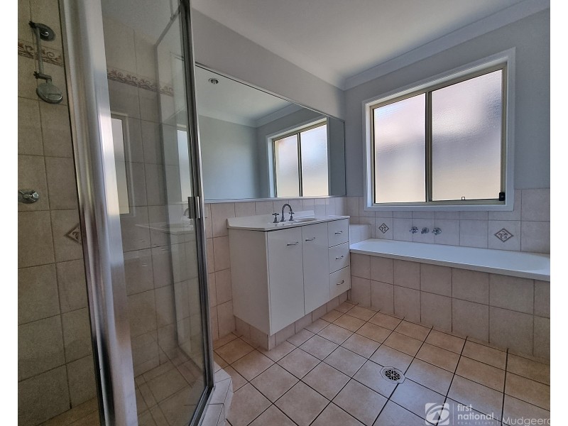 40 Maltravers Drive, Arundel QLD 4214
