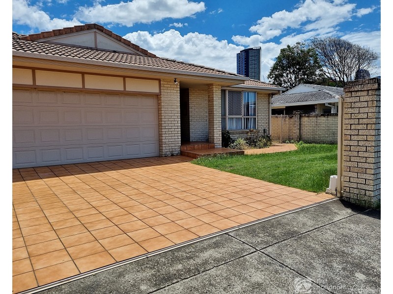 4 Frascati Street, Mermaid Waters QLD 4218