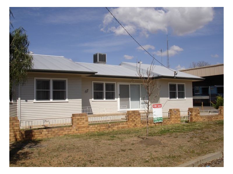 42 Gunnedah Rd, Tamworth NSW 2340