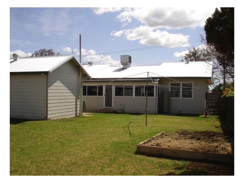 42 Gunnedah Rd, Tamworth NSW 2340