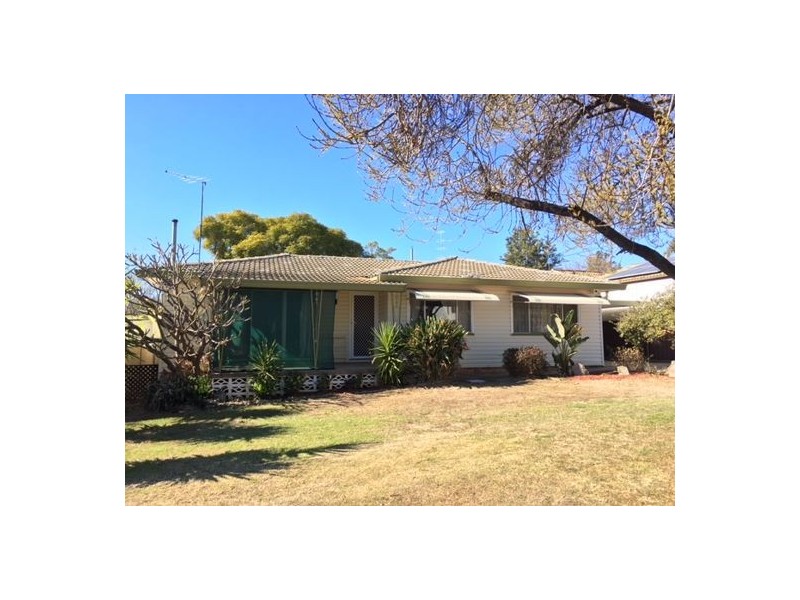 77 Oak Street, Tamworth NSW 2340