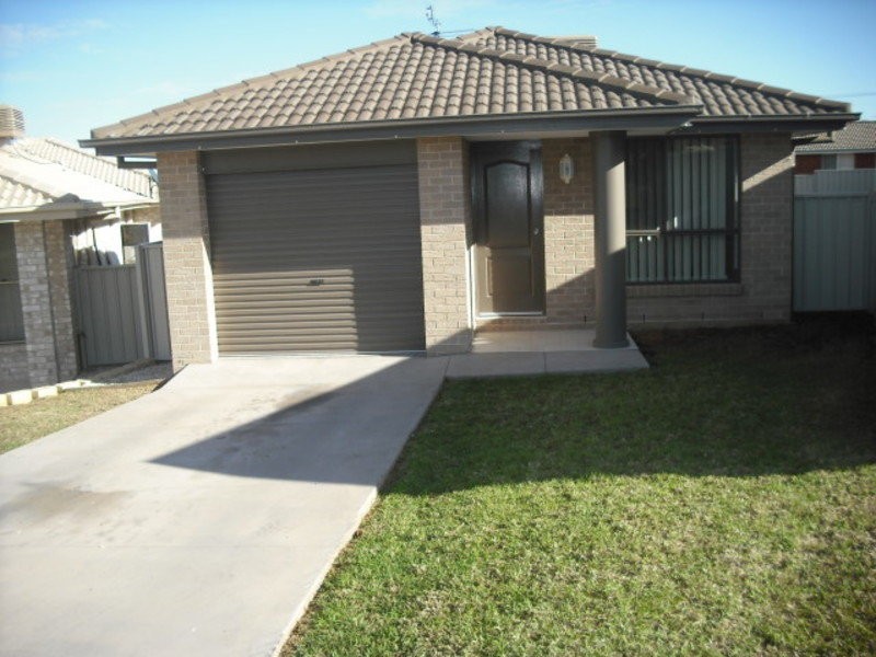 8A Sippel Close, Tamworth NSW 2340