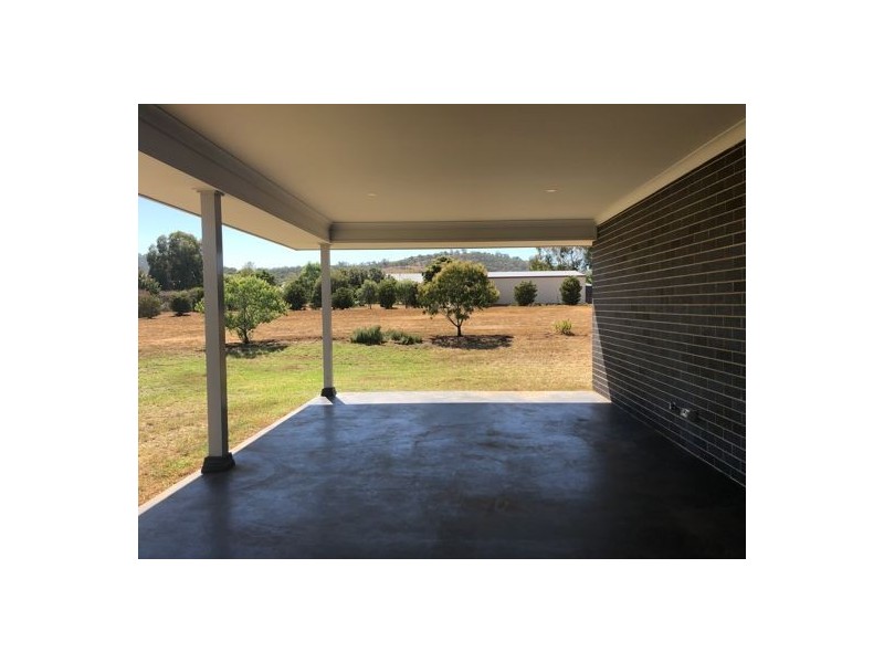 6 Whiporie Close, Tamworth NSW 2340