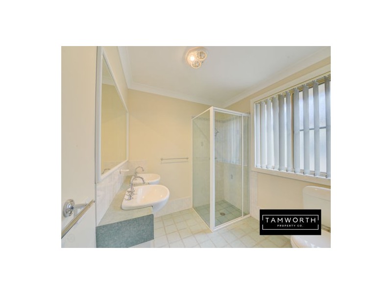 27 The Retreat, Tamworth NSW 2340