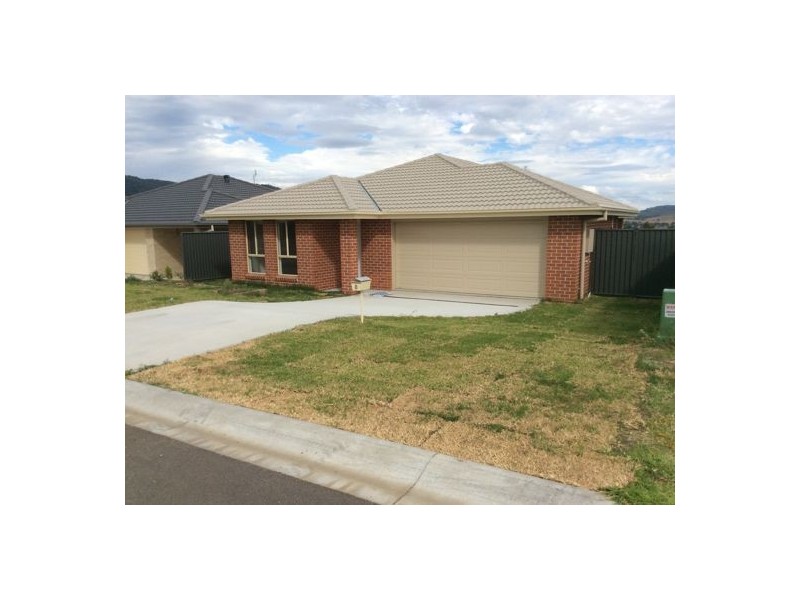 8 Barber Street, Kootingal NSW 2352