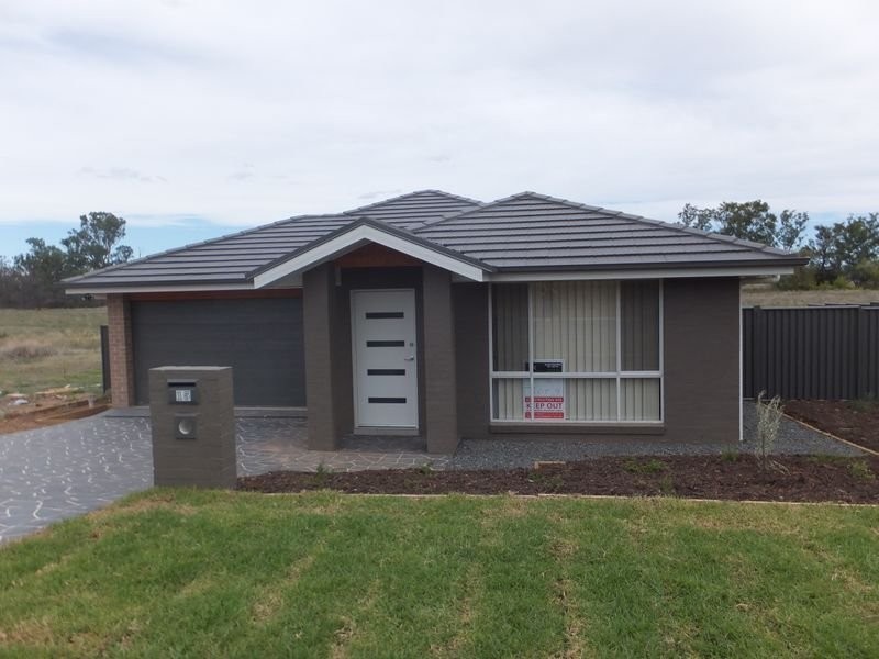 15 Regal Park Drive, Tamworth NSW 2340