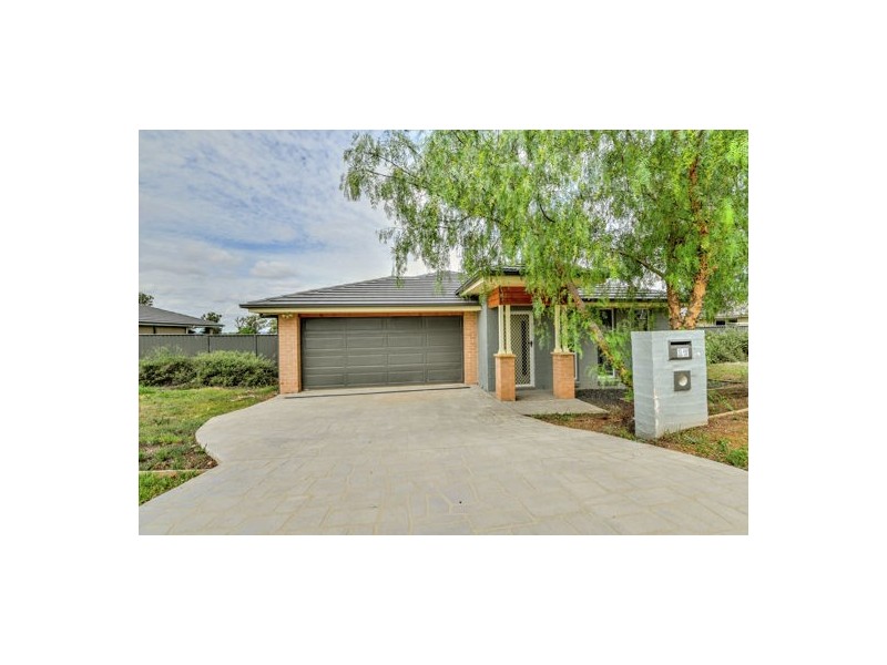 17 Regal Park Drive, Tamworth NSW 2340