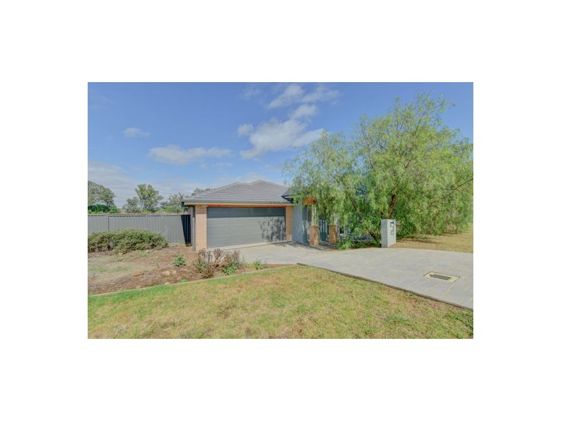 17 Regal Park Drive, Tamworth NSW 2340