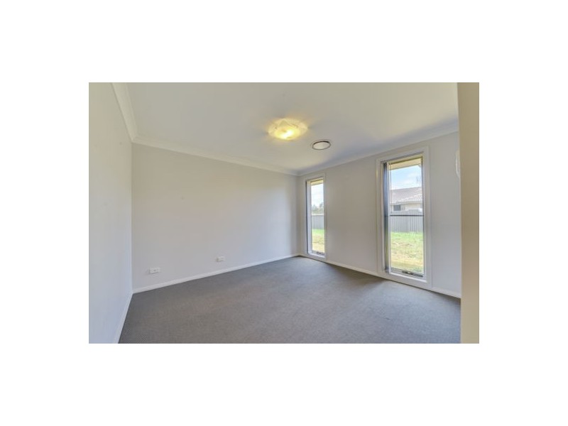 17 Regal Park Drive, Tamworth NSW 2340