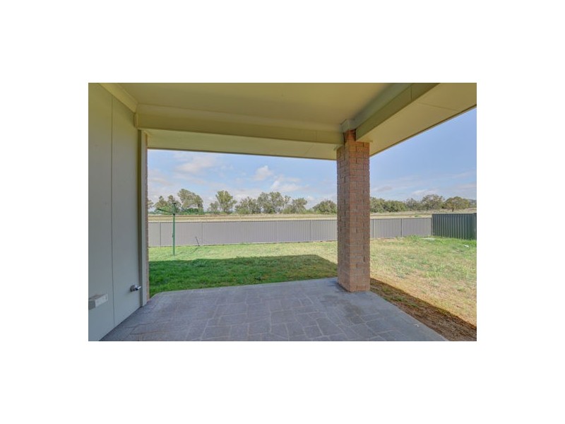 17 Regal Park Drive, Tamworth NSW 2340