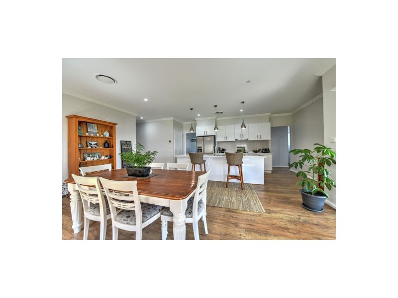 27 Falcon Drive, Tamworth NSW 2340