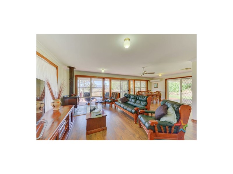 11 Woodside Chase, Tamworth NSW 2340