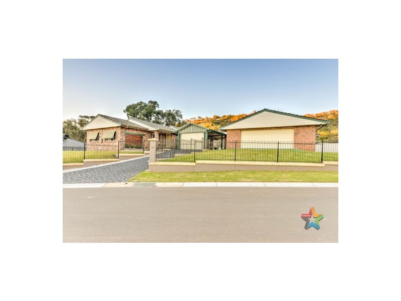 11 Scarborough Close, Tamworth NSW 2340