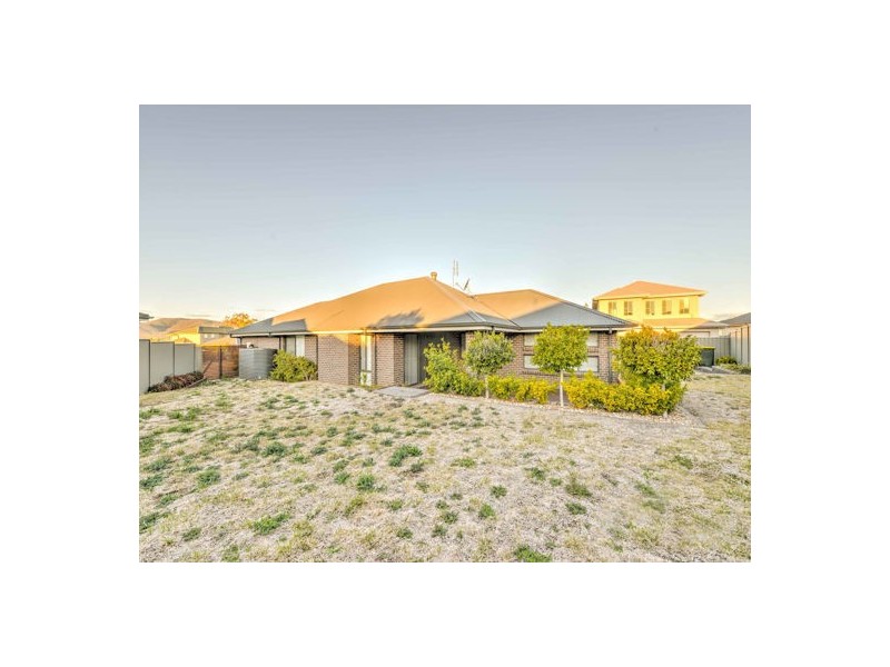 6 Sanctuary Place, Tamworth NSW 2340