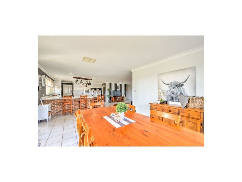 8 Warwick Road, Tamworth NSW 2340