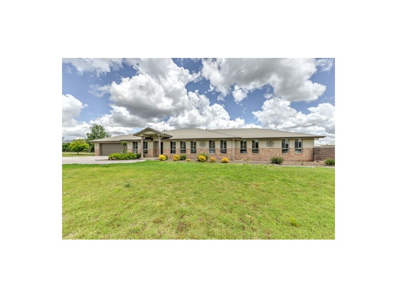 13 Whiporie Close, Tamworth NSW 2340