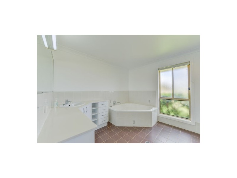 13 Whiporie Close, Tamworth NSW 2340