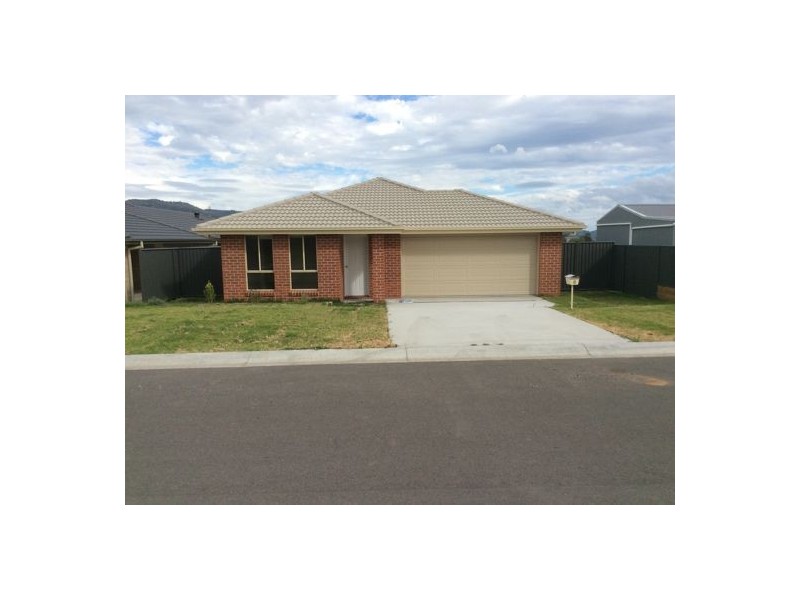 8 Barber Street, Kootingal NSW 2352