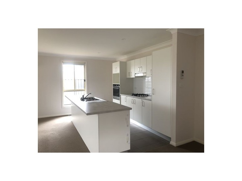 8 Barber Street, Kootingal NSW 2352