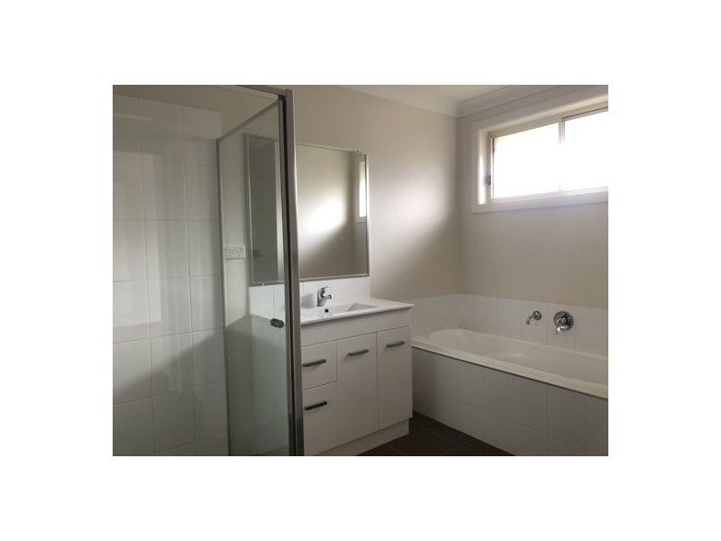 8 Barber Street, Kootingal NSW 2352