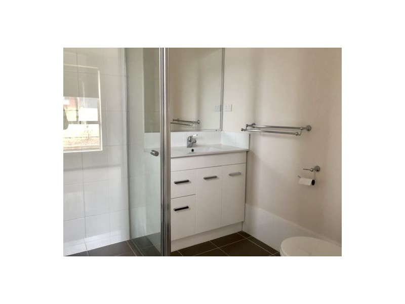 8 Barber Street, Kootingal NSW 2352