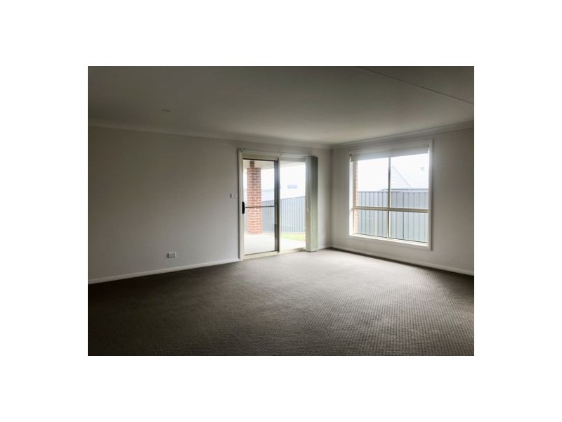 8 Barber Street, Kootingal NSW 2352