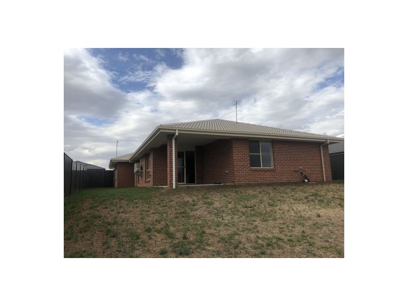 8 Barber Street, Kootingal NSW 2352