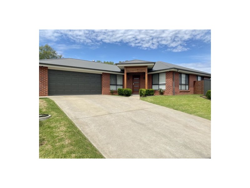 14 Illawara Place, Tamworth NSW 2340