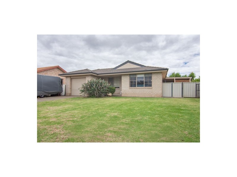 4 Giles Place, Tamworth NSW 2340