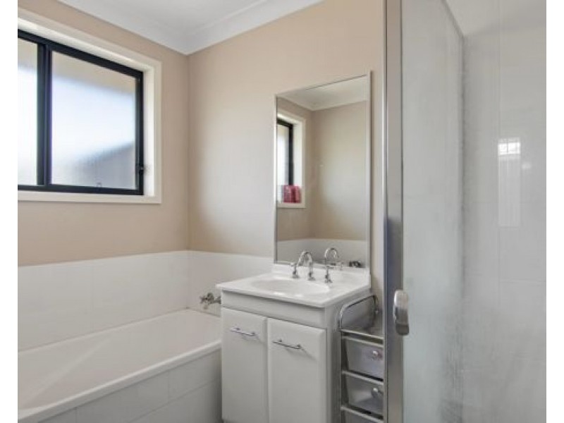 18 Falcon Drive, Tamworth NSW 2340