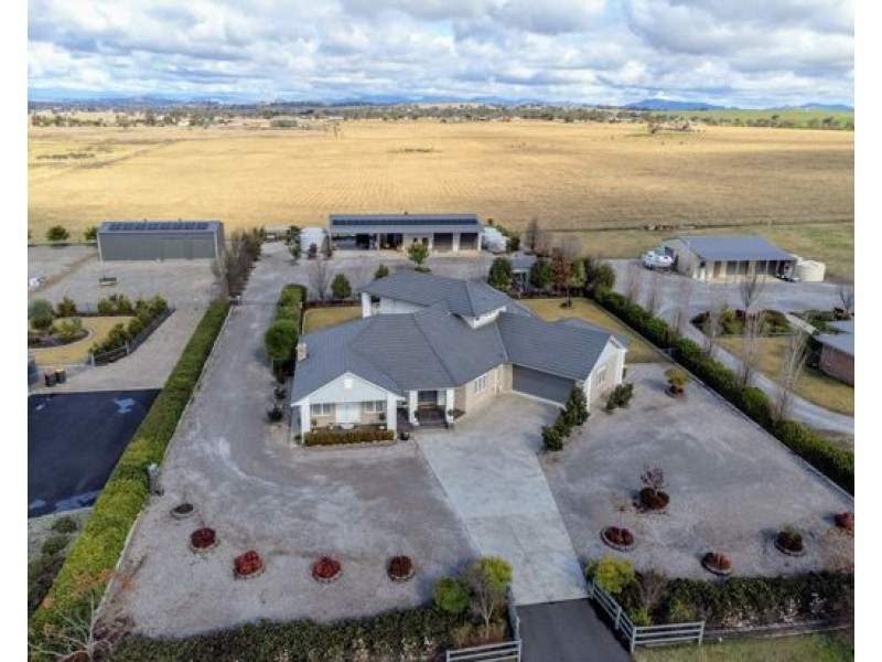 7 Rodeo Drive, Tamworth NSW 2340