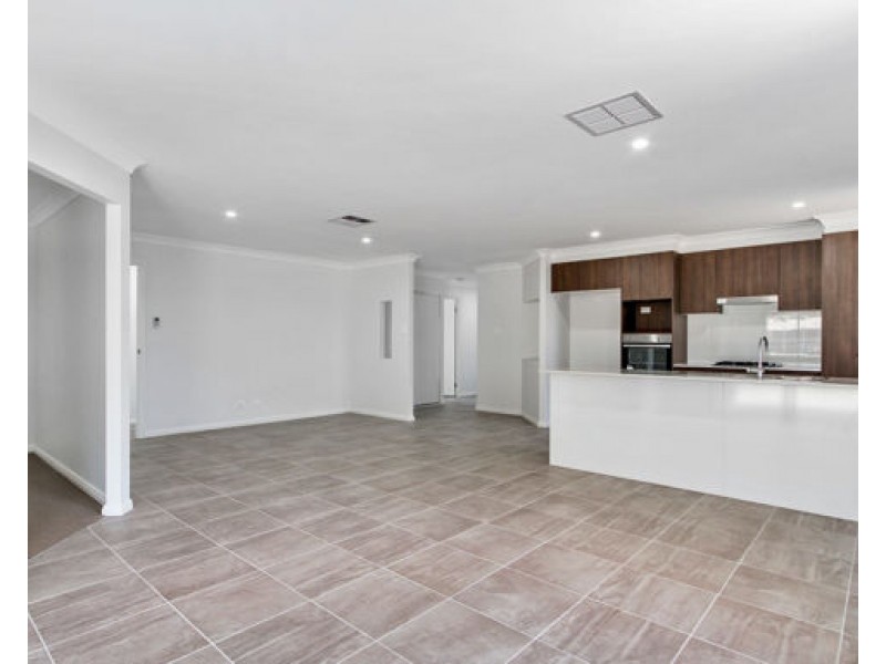 24 Scarborough Close, Tamworth NSW 2340