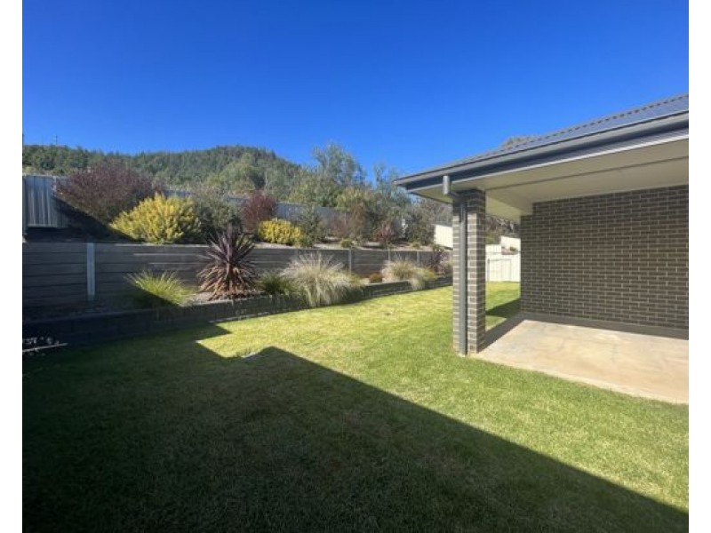 24 Scarborough Close, Tamworth NSW 2340