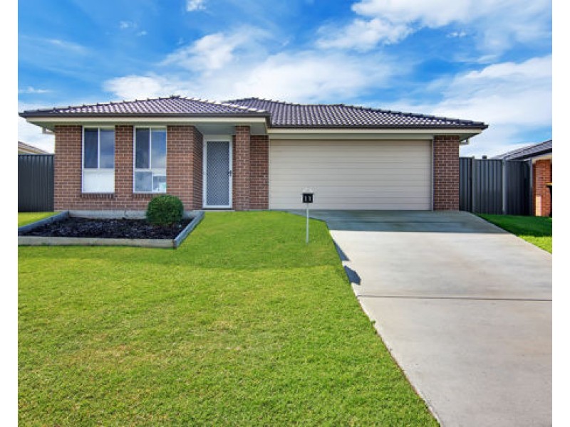 11 Barber Street, Kootingal NSW 2352