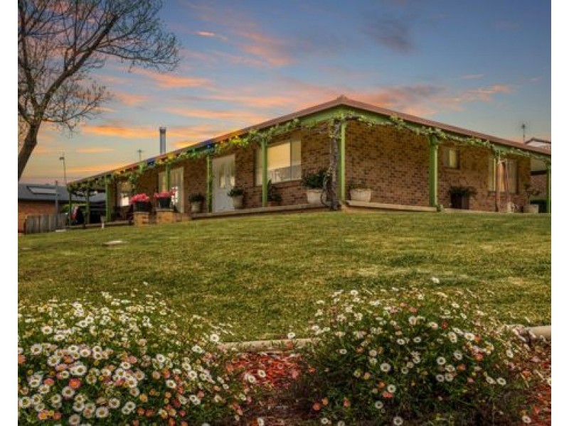 9 Kyooma Street, Tamworth NSW 2340